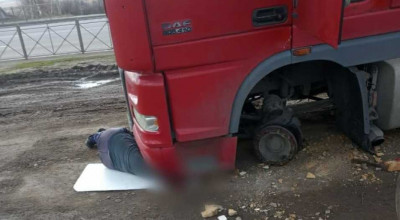 RUSIA: Șoferul unui TIR din Moldova, a fost strivit de camion în timp ce îi schimba roata! Se caută rudele acestuia - Photo