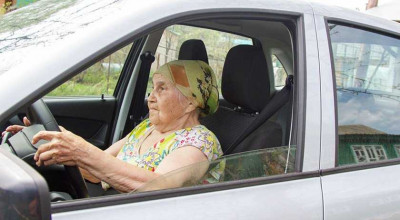 O bunicuță de 74 de ani a rămas fără permis după ce a fost prinsă circulând cu 162 km/h la volanul unui Mercedes! - Photo