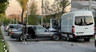 Haz de necaz: Un BMW Seria 7 s-a ciocnit violent cu un Sprinter cu numerele BMV 007 - Photo