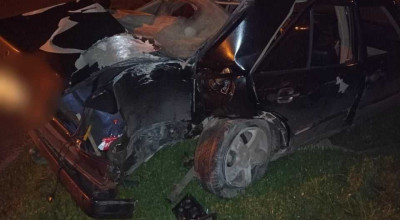 Drift cu ghinion! Un Mercedes W124 a fost făcut zob după ce șoferul l-a izbit într-un indicator rutier și un pilon - Photo