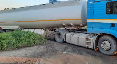 O autocisternă cu 26 de tone de combustibil a derapat pe marginea carosabilului și a rămas blocată - Photo
