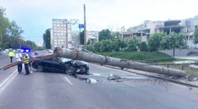 Traficul din sectorul Botanica a fost paralizat, după ce un Mercedes s-a izbit într-un stâlp iar șoferul a fugit de la locul impactului - Photo