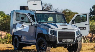 Tunerii din Africa au transformat o Toyota Land Cruiser 79 într-o blindată cu opt locuri! Tunerii din Africa au transformat o Toyota Land Cruiser 79 într-o blindată cu opt locuri! - Photo