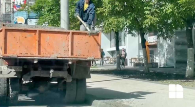 (VIDEO) În capitala europeană lui Ceban, carosabilul se plombează cu beton aruncat cu lopata! - Photo