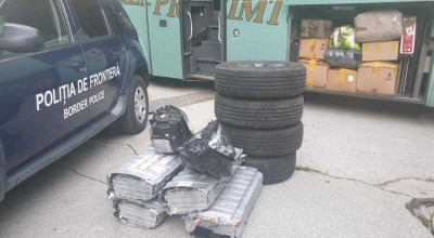 Poliția de frontieră a reținut un autocar care transporta baterii pentru mașini hybrid, faruri și anvelope uzate! - Photo