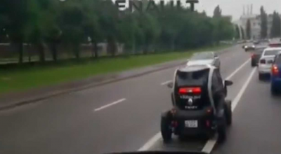 De ce să-ți cumperi un Twizy în Moldova? Pentru a depăși cu nerușinare ambuteiajele, pe banda dublă continuă - Photo
