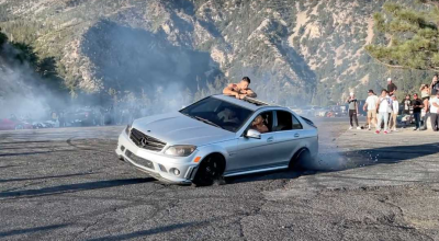 (VIDEO) A vrut să impresioneze publicul cu un Mercedes C63 AMG, dar s-a ales cu suspensia ruptă - Photo