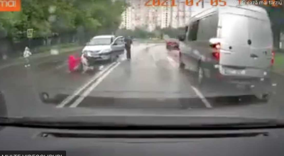 Vezi momentul în care o Dacia lovește o mamă și un copil care traversau regulamentar pe str. Alba Iulia! - Photo