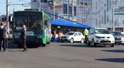 Cornul căzut al unui troleibuz la un pas de a-i lua viața unui șofer! Conducătorul a fost spitalizat - Photo