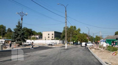 Drumarii de la Strășeni au lăsat din nou un pilon de electricitate pe mijlocul carosabilului - Photo