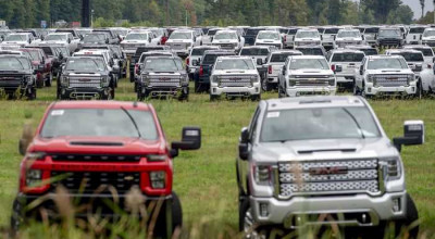 Sute de pickup-uri General Motors zac sub cerul liber în așteptarea semiconductorilor! - Photo