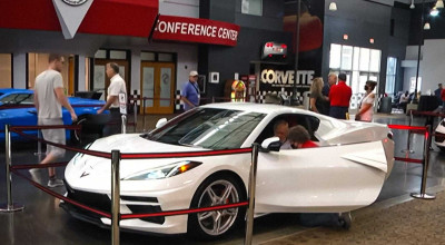 Este veteran celui de-al Doilea Război Mondial, are 95 de ani și recent și-a procurat al 8-lea Chevrolet Corvette! - Photo