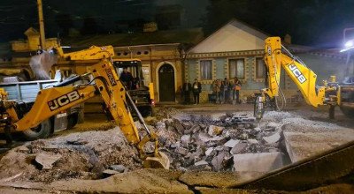 S-a surpat asfaltul pe str. Ismail! În zonă se înregistrează ambuteiaje iar autoritățile caută soluții - Photo