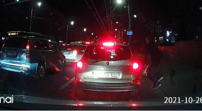 Vezi de ce trebuie să blochezi ușile mașinii când stai în trafic, pe exemplul unui șofer moldovean (VIDEO) - Photo
