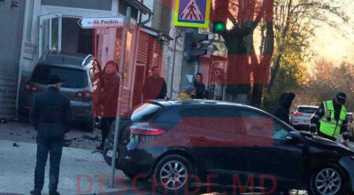(VIDEO) Vezi momentul în care un SUV este lovit violent și zboară în ușa unui oficiu de pe str. Kogălniceanu - Photo