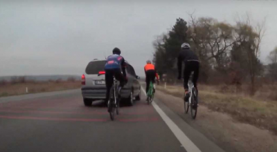 (VIDEO) Șoferul unui Opel a încercat în mod repetat să calce mai mulți cicliști în apropiere de Strășeni! - Photo
