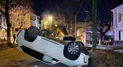 Incredibil! Un Lexus LX s-a răsturnat pe acoperiș după ce a fost lovit de un Audi în centrul capitalei - Photo