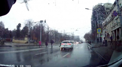 Vezi momentul în care mașina care a călcat un pieton este ridicată cu mâinile de martorii din preajmă! - Photo