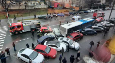 12 mașini au fost implicate într-un accident în centrul capitalei, după ce unui autobuz i-au cedat frânele! - Photo