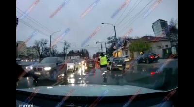 (VIDEO) Vezi momentul în carte un ofițer INSP aleargă pe carosabil după o mașină care a trecut la roșu! - Photo