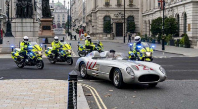(VIDEO) Pe străzile din Londra a fost primblat un Mercedes-Benz unic, în memoria lui Stirling Moss - Photo