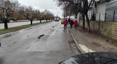 Banda pentru bicicliști, amenajată recent, este evitată de șoferi, iar defecțiunile nu s-au lăsat așteptate prea mult - Photo