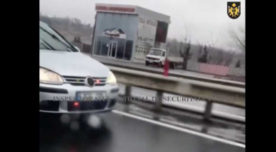 Fără permis și cu dispozitive speciale de semnalizare luminoasă! Șoferul s-a ales cu amendă și a rămas fără mașină - Photo