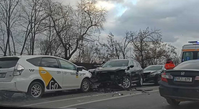 Un taximetrist a ieșit pe contrasens și a provocat un accident în lanț pe str. Albișoara! - Photo