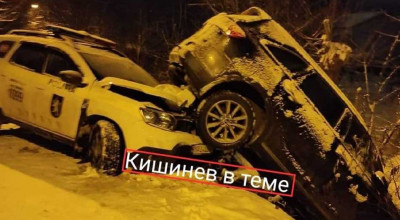 Un Duster al INSP a derapat și s-a izbit într-un SUV care stătea parcat după ce la fel a derapat din cauza zăpezii - Photo