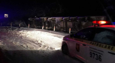 Șoferul unui TIR plin cu portocale a ignorat recomandările polițișilor și s-a răsturnat după câteva minute! - Photo