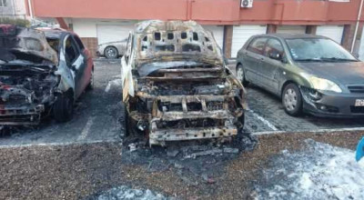 (FOTO) Trei mașini au ars în curtea unui bloc de locuit din capitală. Unul dintre vehicule a fost distrus totalmente - Photo