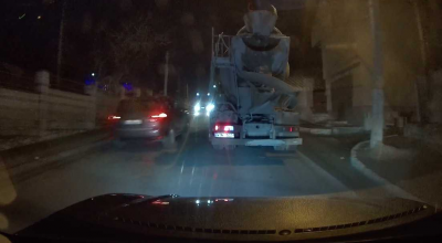 Șoferul unui Porsche la un pas de a cauza o tragedie, după ce s-a angajat într-o depășire periculoasă (VIDEO) - Photo