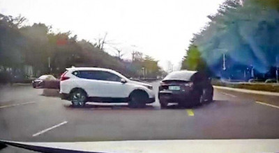 (VIDEO) Vezi cum Tesla Model Y trece cu brio Testul Elanului în viața reală la viteza de circa 100 km/h! - Photo