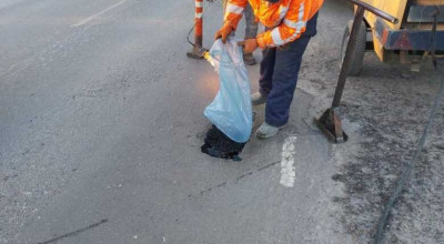 ASD anunță că a început plombarea carosabilului! Ați mai văzut să se toarne asfalt din sac? - Photo