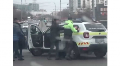(VIDEO) Doi ofițeri INSP au fost scoși în mijlocul străzii din mașină și reținuți pentru mită! - Photo