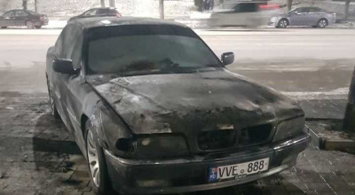 (VIDEO) Un BMW, parcat pe o stradă din capitală, a fost cuprins de flăcări. Cauza incendiului nu este cunoscută - Photo