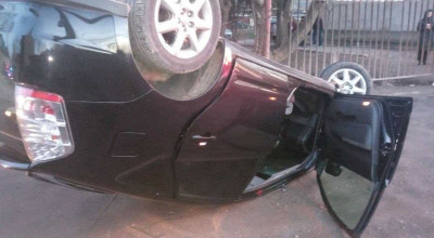 A amenințat un taximetrist cu un pistol și i-a furat mașina, după care s-a răsturnat cu aceasta pe o stradă din Bălți! - Photo