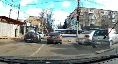 (VIDEO) Vezi momentul în care un TROLEIBUZ trece la roșu, fiind la un pas de a produce o tragedie! - Photo