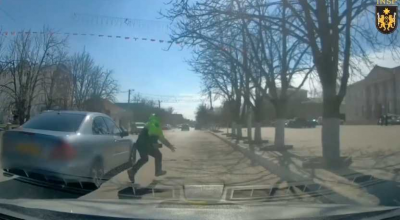 Șoferul de 19 ani a unui Mercedes a luat pe capotă un polițist încercând să fugă de pedeapsă! (VIDEO) - Photo