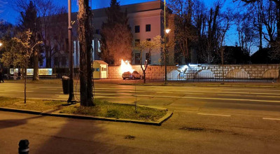 (VDEO) O mașină s-a izbit în porțile ambasadei Rusiei la București și a luat foc! Șoferul a decedat - Photo