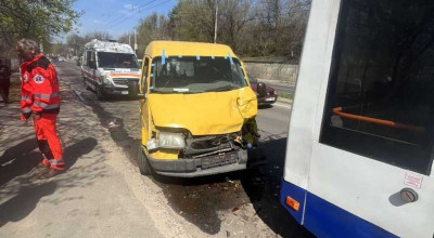 Accident în lanț pe str. Petricani! O dubă, un troleibuz și o mașină s-au tamponat violent - Photo