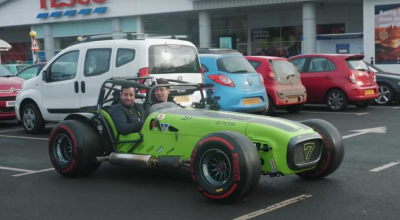 (VDEO) Vezi cum se comportă o mașină civilă când e încălțată în roțile unui bolid de Formula 1 - Photo