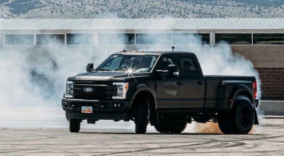 Ken Block demonstrează că poate face drift cu orice mașină urcând la volanul unui Ford F-450 Super Duty - Photo