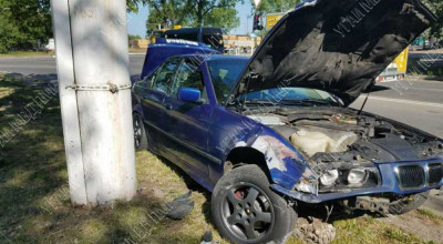 Șoferul unui BMW s-a pomenit cu mașina într-un stâlp după ce a încercat să-și prindă telefonul! - Photo