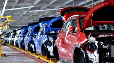 Gata cu mașinile? Angajații uzinei Avtotor, din Rusia, au fost invitați să culeagă căpșuni! - Photo