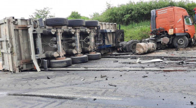 Două camioane s-au tamponat frontal pe traseul Chișinău - Hâncești! Șoferii au decedat - Photo