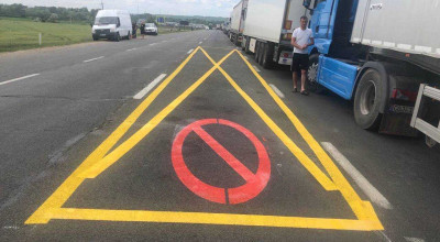 Poliția a aplicat marcaje rutiere în apropierea posturilor vamale, iar ofițerii INSP fluidizează traficul - Photo