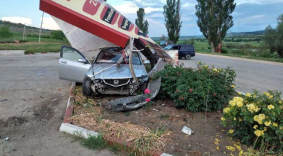 La Călărași, un tânăr fără permis s-a izbit într-o mașină care a fost proiectată în panoul unei stații PECO! - Photo