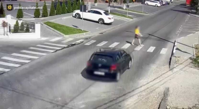 (VIDEO) Vezi momentul în care o minoră este lovită violent de o mașină pe o trecere de pietoni din Durlești - Photo