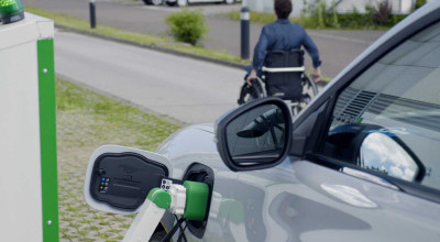 Ford a dezvoltat o stație de încărcare echipată cu un braț robotic, pentru persoanele cu dizabilități - Photo